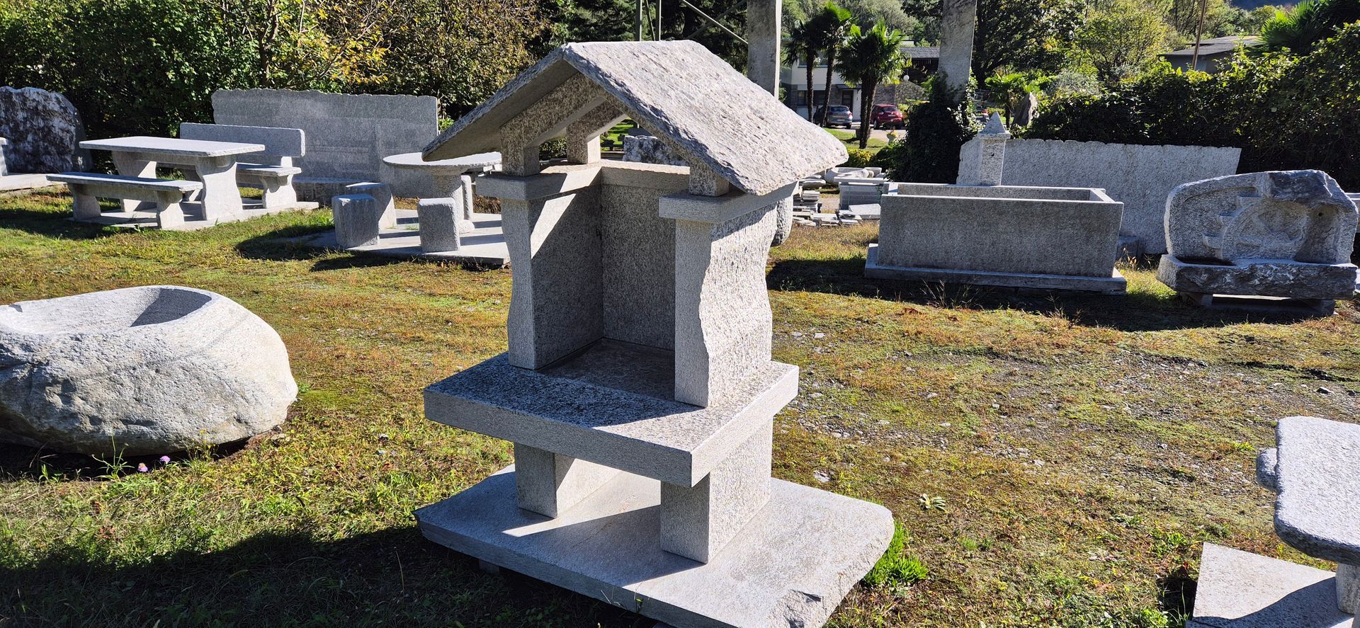 Un tetto con una ringhiera di metallo e alcune scatole nere sopra