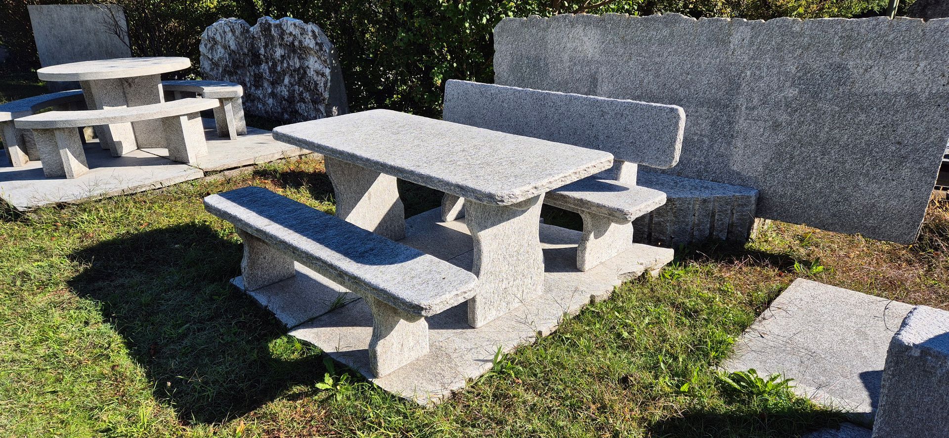 Una fila di pannelli solari appoggiati su una superficie di ghiaia