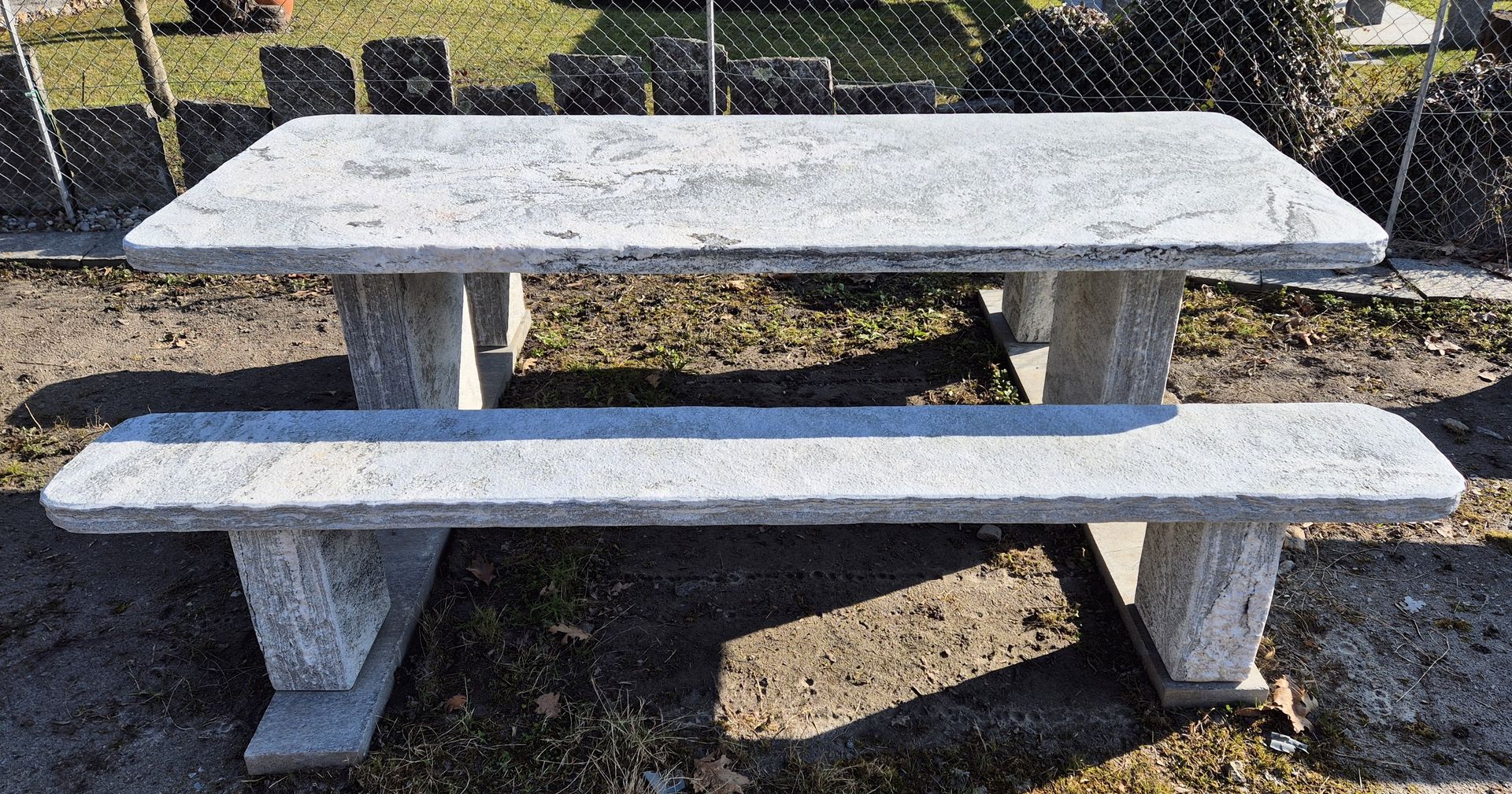 Una grande fontana di pietra si trova in mezzo a un campo erboso.