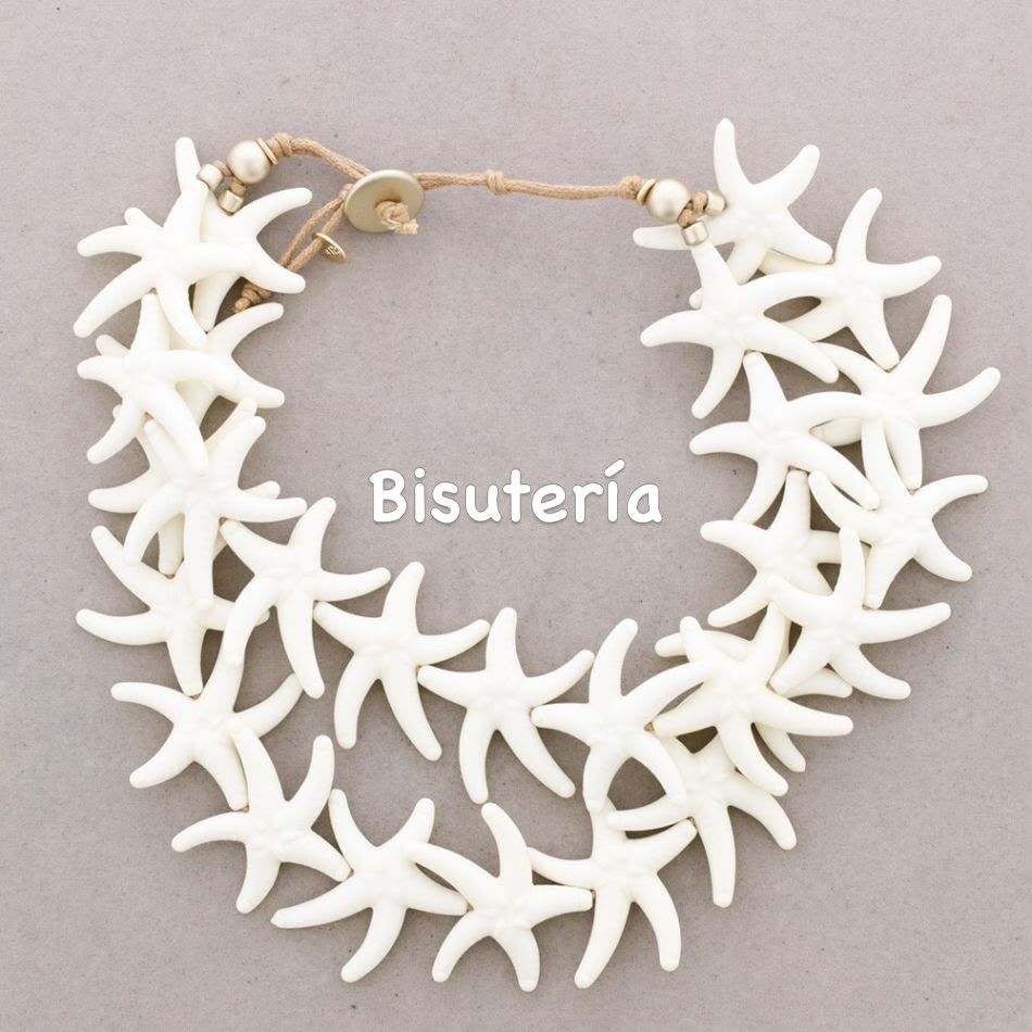 Collar de cuentas blancas con forma de estrella de mar sobre fondo beige, con el texto “Bisutería”.