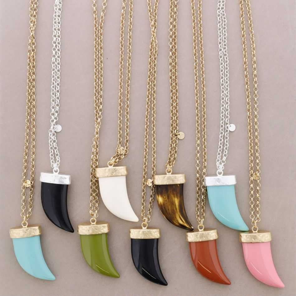 Collares con colgantes en forma de media luna de colores turquesa, negro, blanco, dorado, verde, naranja y rosa