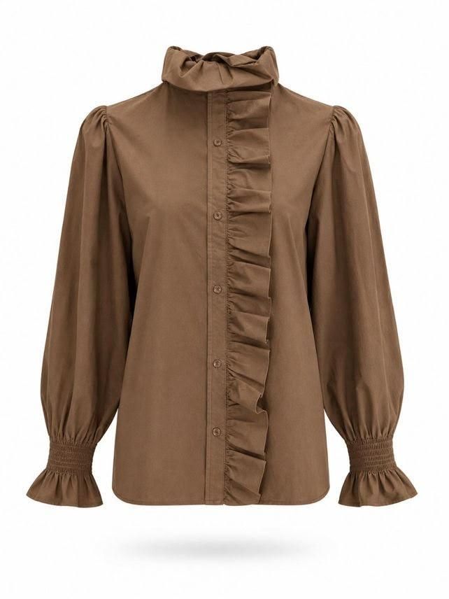 Blusa marrón de manga larga con volantes en la parte delantera y cuello alto, mostrada sobre un fondo blanco.