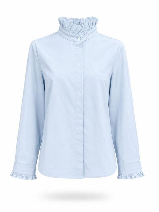 Blusa azul claro de manga larga con cuello y puños con volantes sobre fondo blanco.