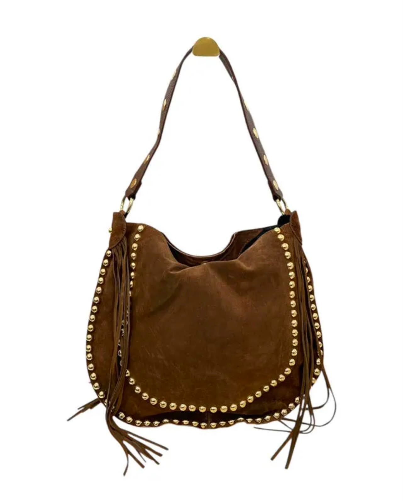 Bolso hobo de ante marrón con tachuelas y flecos dorados, mostrado sobre un fondo blanco.