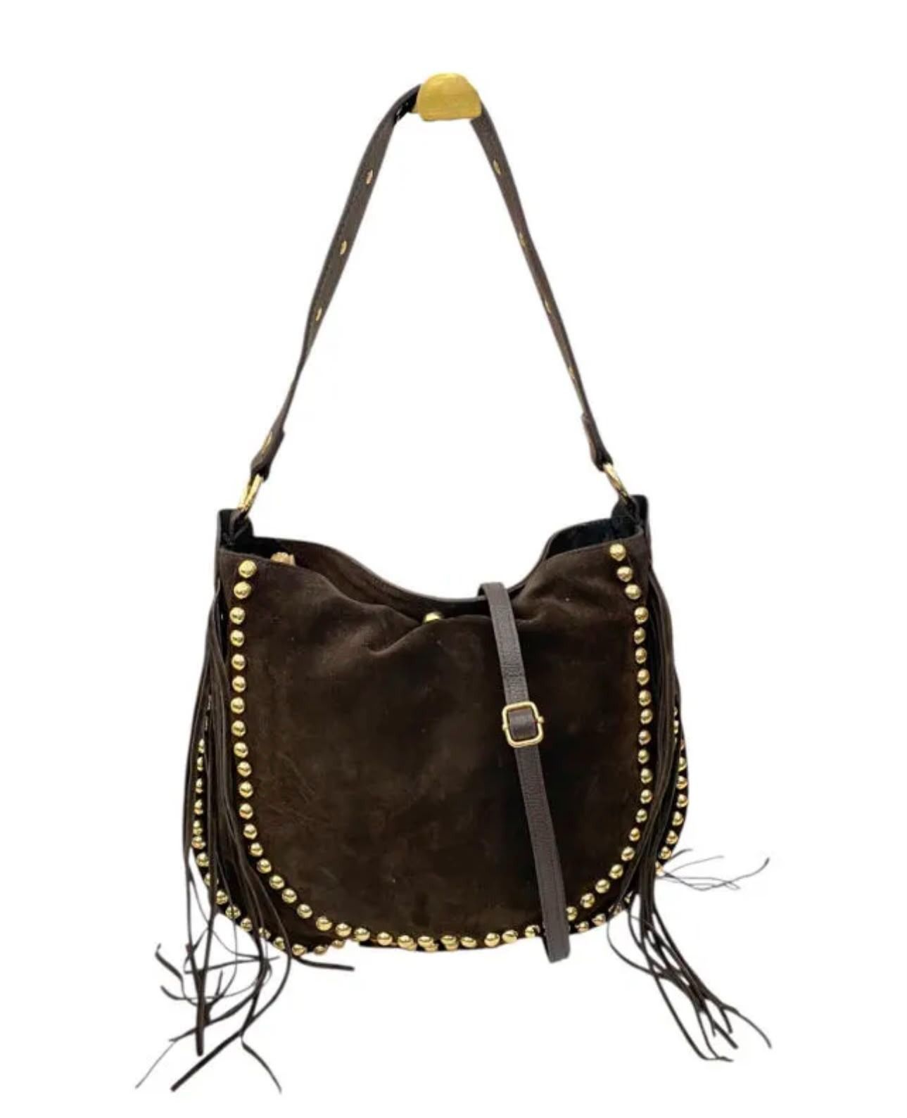 Bolso de mano de ante marrón con tachuelas, correa y borlas doradas sobre fondo blanco.