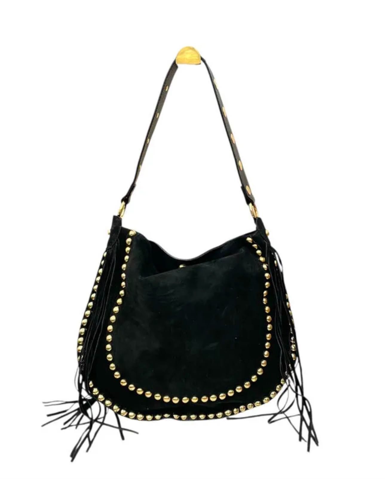 Bolso negro con tachuelas, correa larga y flecos de borlas.