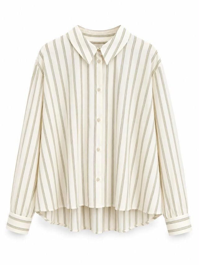 Camisa abotonada de manga larga con rayas color crema y bajo plisado sobre fondo blanco.