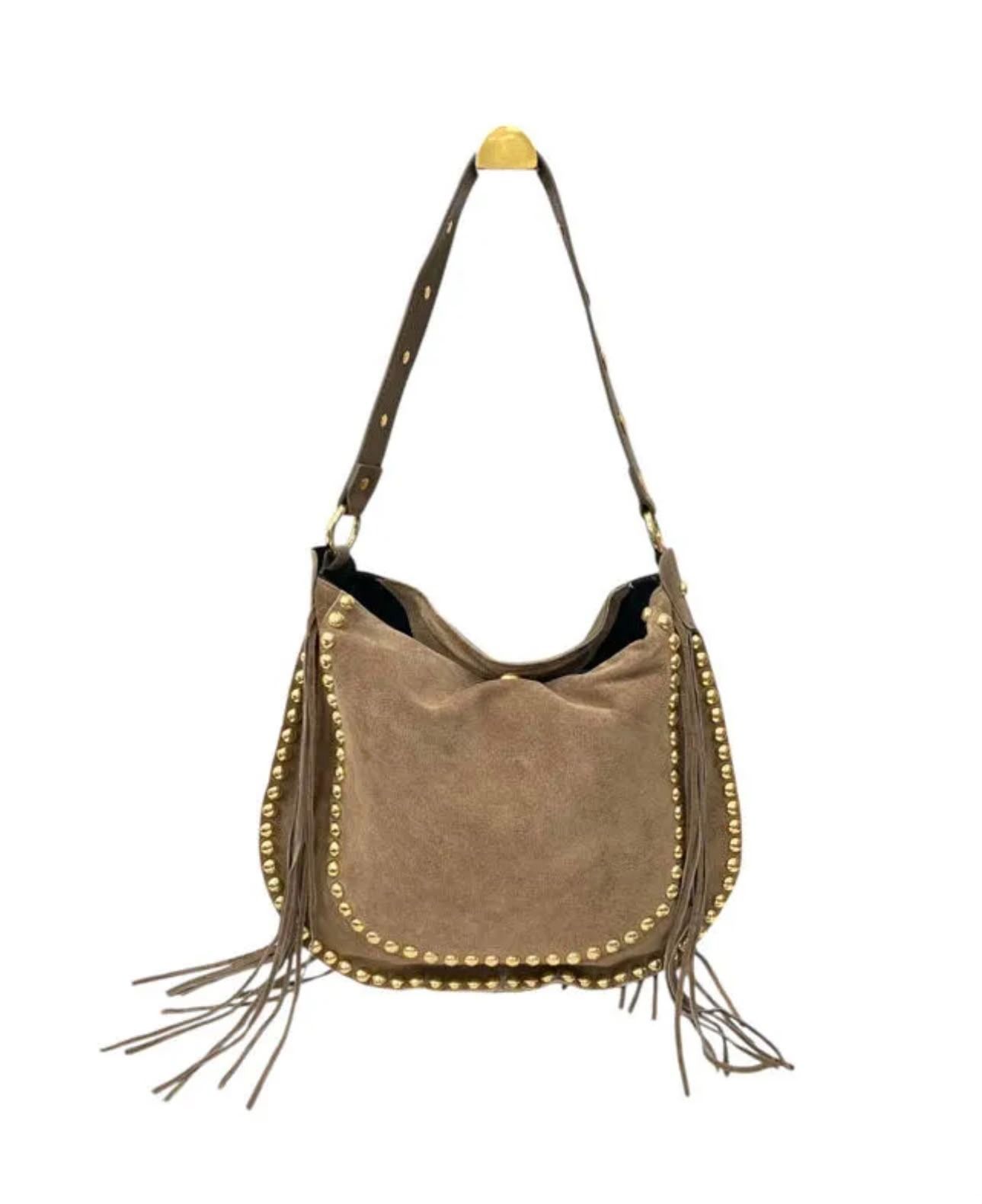 Bolso de hombro de ante marrón con flecos y tachuelas doradas sobre fondo blanco.
