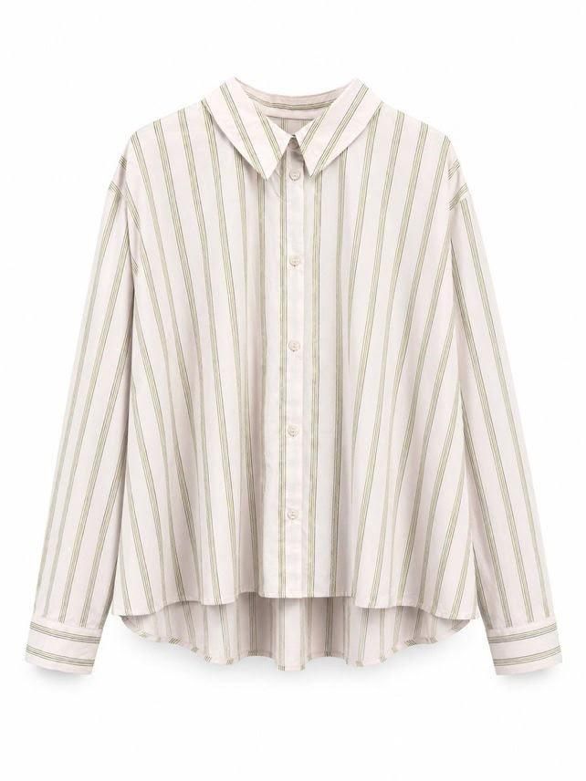Camisa blanca de manga larga a rayas con cuello y dobladillo superpuesto sobre fondo liso.