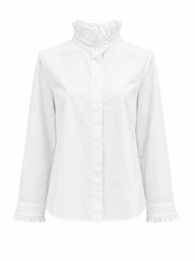 Blusa blanca de manga larga con botones, cuello alto y puños con volantes.