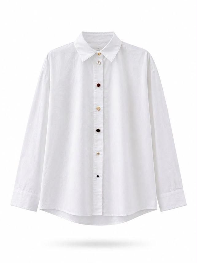 Camisa blanca de manga larga con botones, cuello mandarín y bajo curvado.