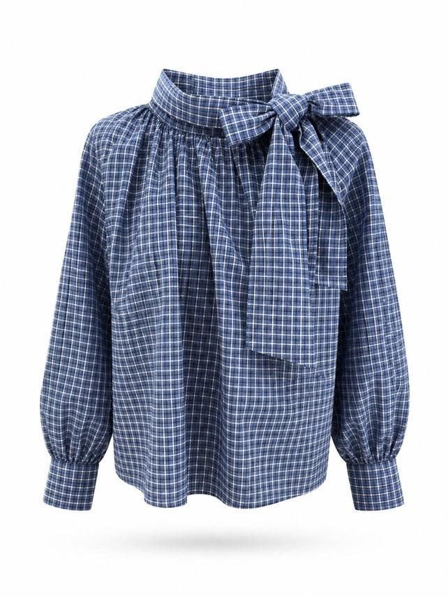 Blusa azul a cuadros de manga larga con lazo en el cuello y puños elásticos.