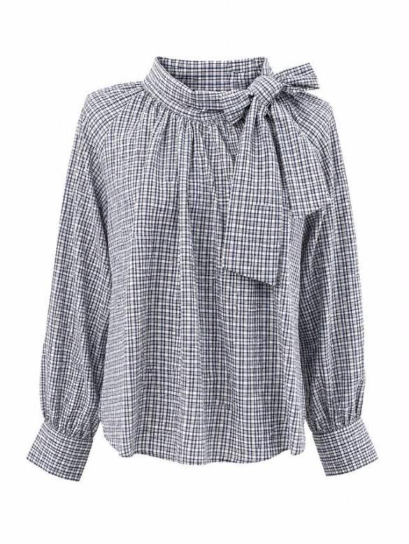 Blusa gris de manga larga a cuadros con escote de lazo y puños en las mangas.