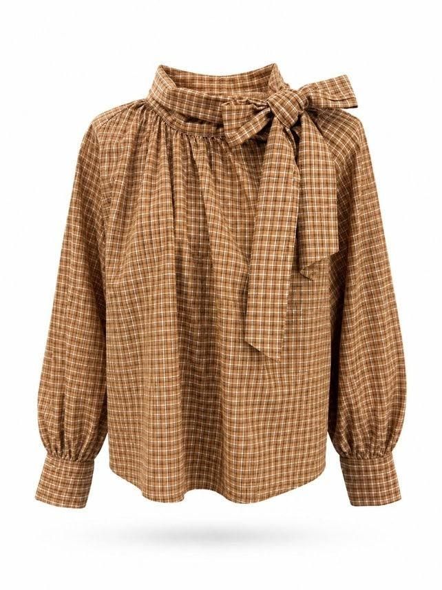 Blusa marrón de manga larga a cuadros con cuello alto y detalle de lazo anudado.