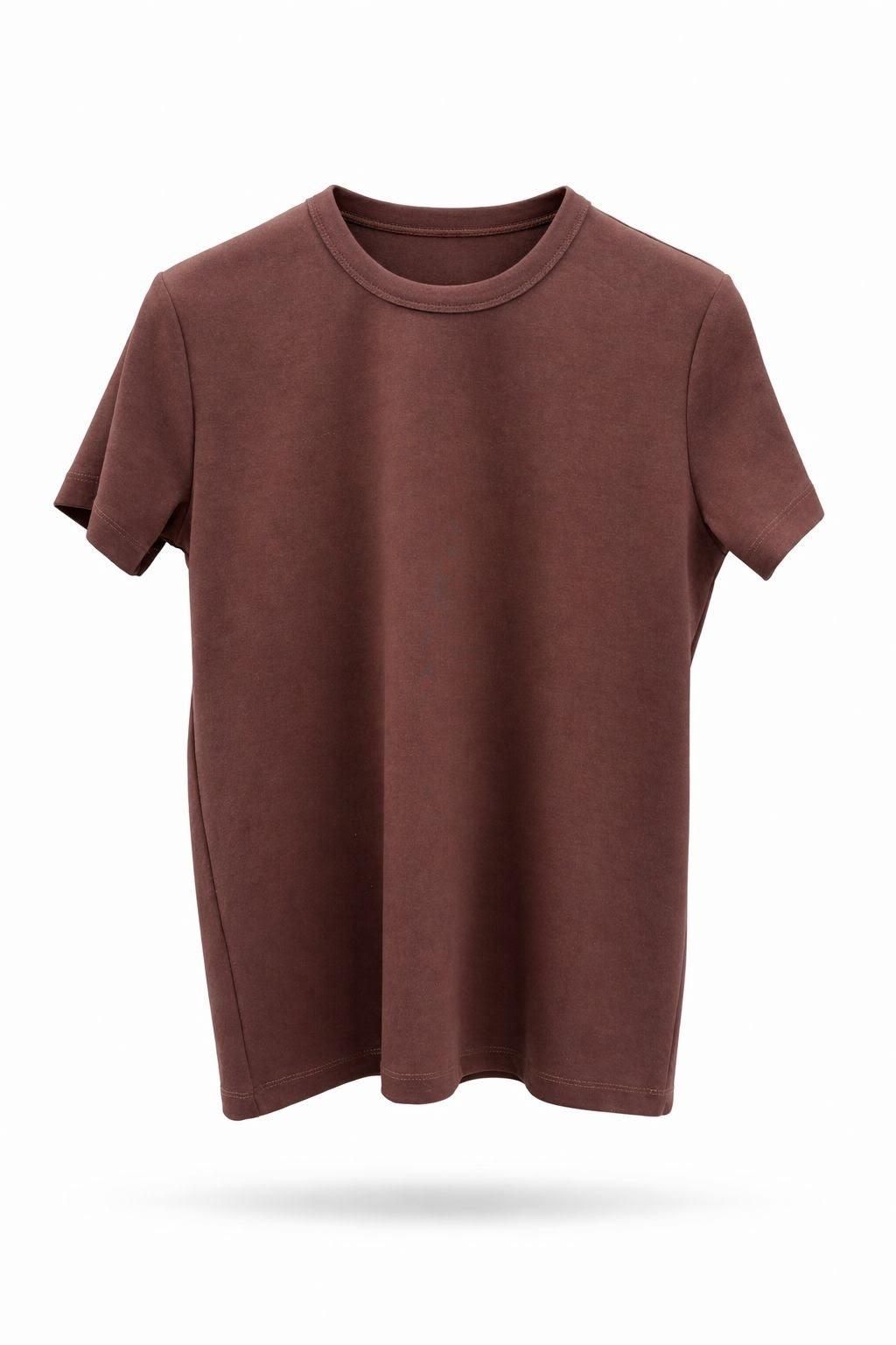 Camiseta marrón de manga corta sobre fondo blanco