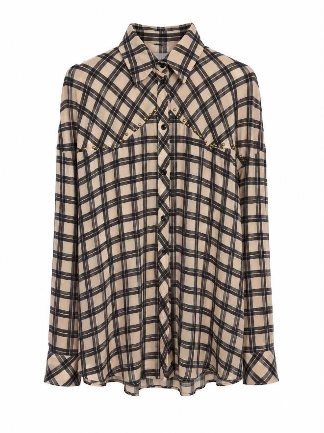 Camisa de manga larga abotonada a cuadros beige y negros sobre fondo blanco.