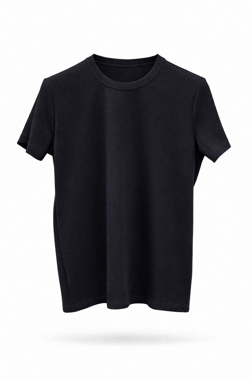 Camiseta negra de manga corta sobre fondo blanco