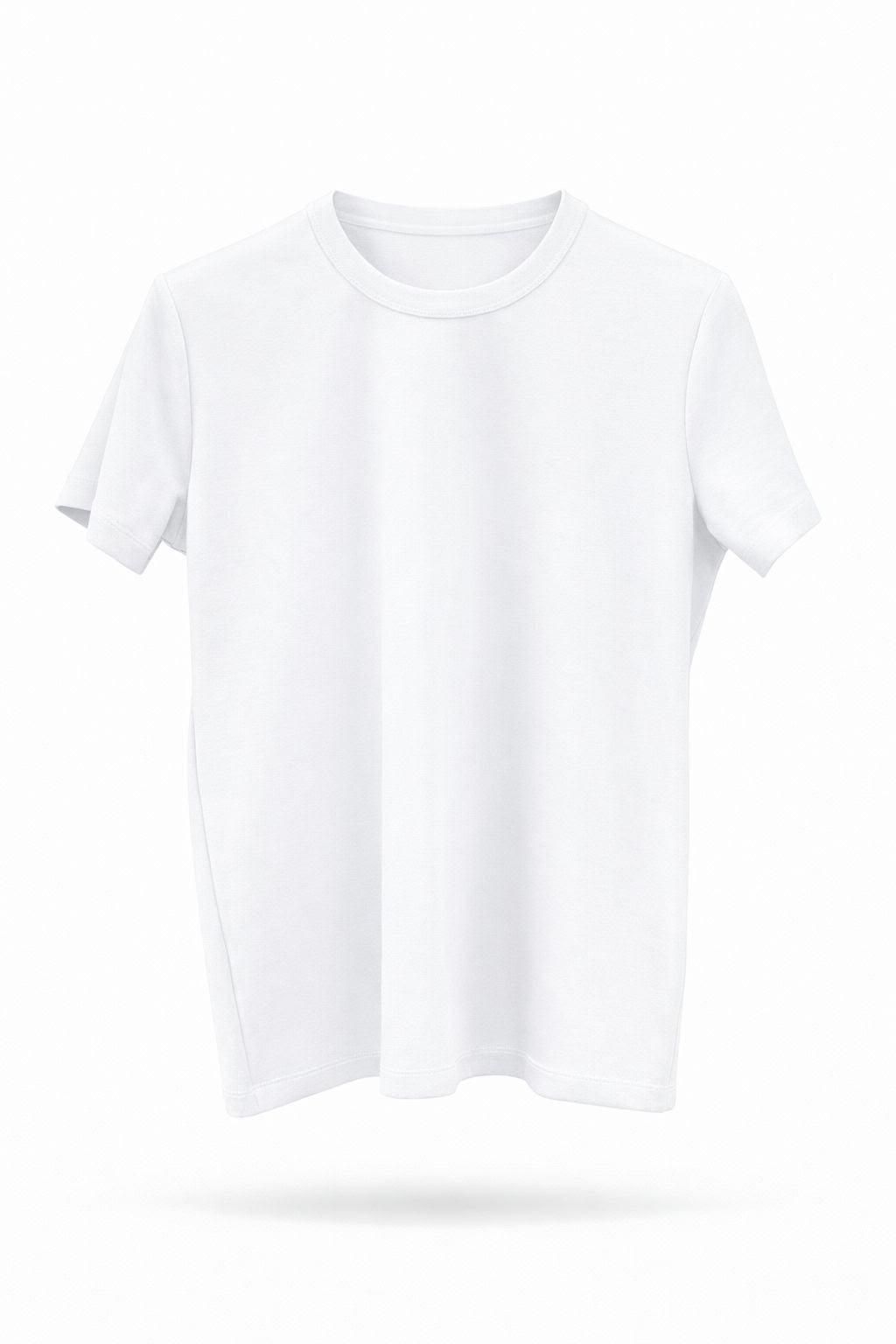 Camiseta blanca lisa de manga corta sobre fondo blanco
