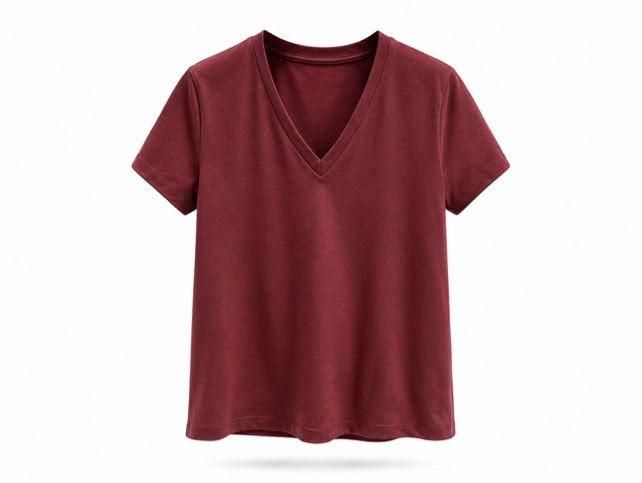 Camiseta granate de manga corta con cuello en V sobre fondo blanco