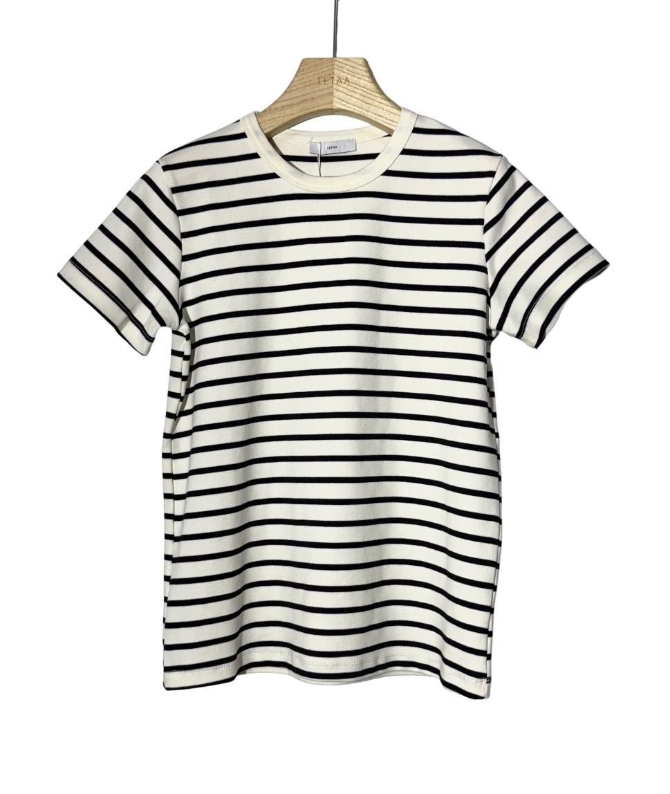 Camiseta de manga corta a rayas blancas y negras colgada en una percha.