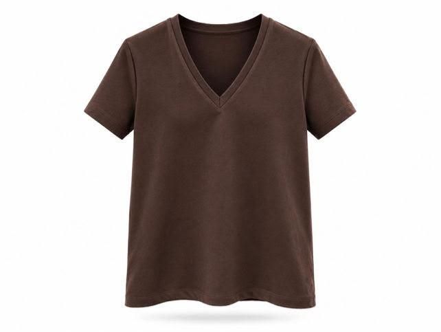 Camiseta marrón de manga corta con cuello en V sobre fondo blanco.