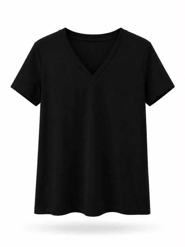 Camiseta negra con cuello en V sobre fondo blanco