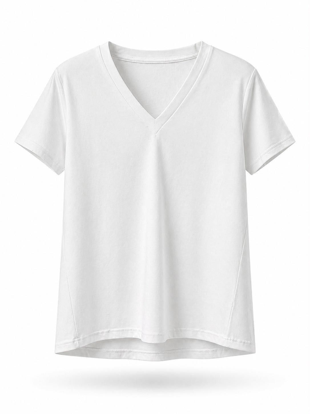 Camiseta blanca de manga corta con cuello en V sobre fondo liso.
