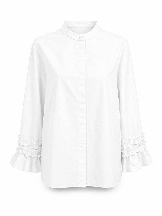 Blusa blanca de manga larga con puños con volantes y cuello abotonado en la parte delantera.