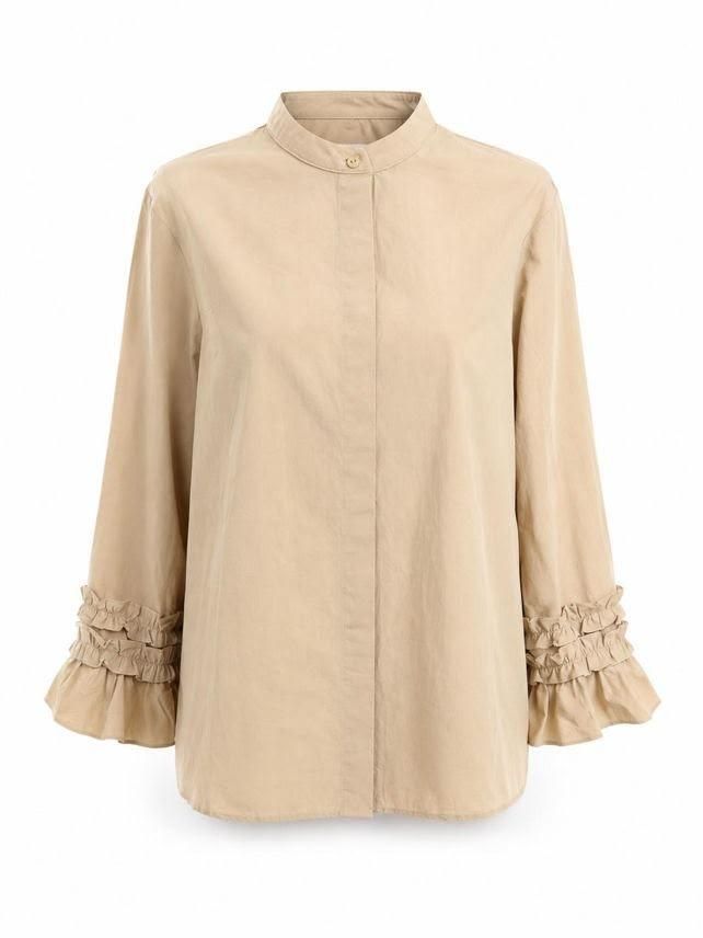 Blusa beige de manga larga con botones en la parte delantera y puños con volantes sobre fondo blanco.
