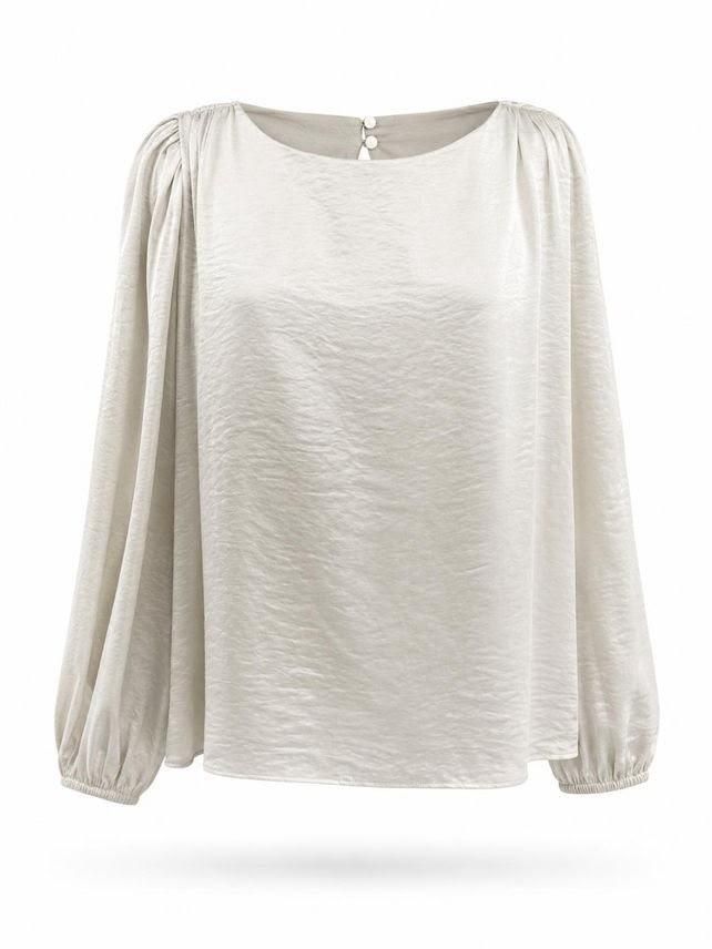 Blusa color crema de manga larga con mangas fruncidas y escote redondo.