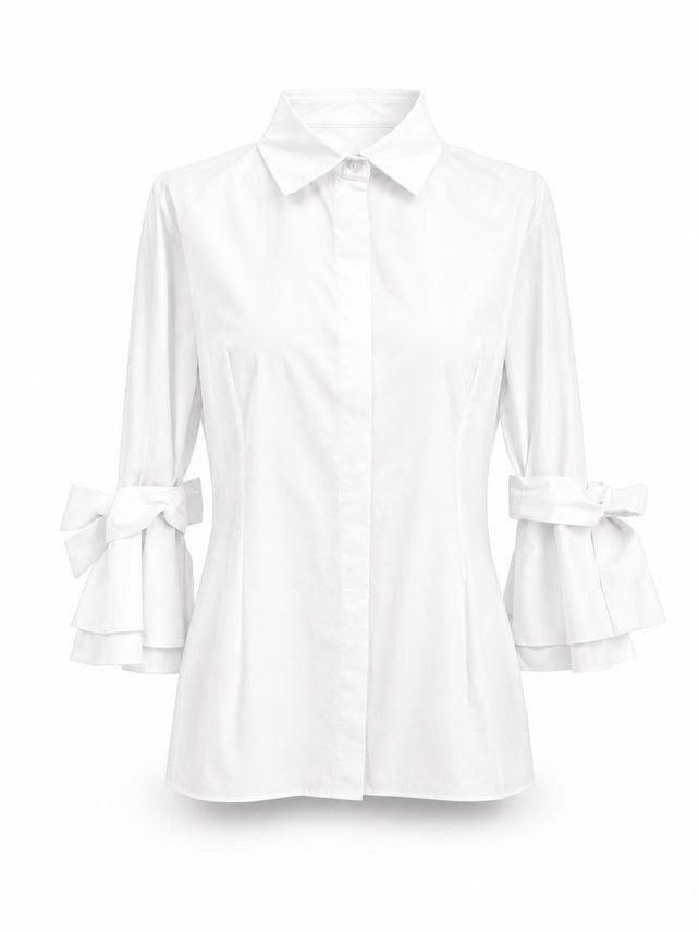 Blusa blanca abotonada con cuello con volantes y mangas acampanadas con lazos.