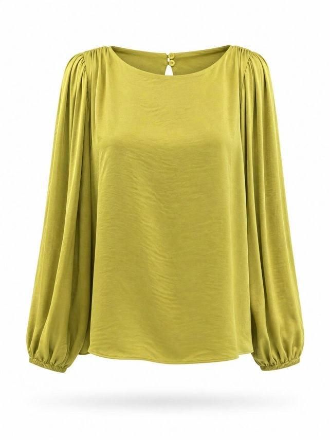 Blusa de manga larga color amarillo mostaza con puños fruncidos y escote redondo, aislada sobre fondo blanco.