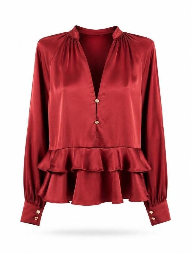 Blusa roja de satén de manga larga con volantes y detalle de botones sobre fondo blanco.