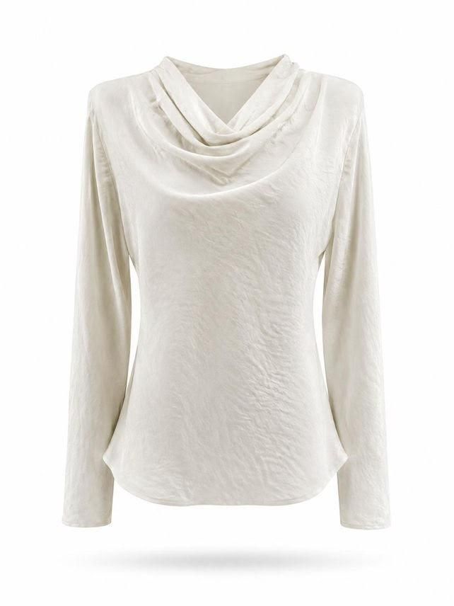 Top blanco de manga larga con cuello drapeado sobre fondo liso.