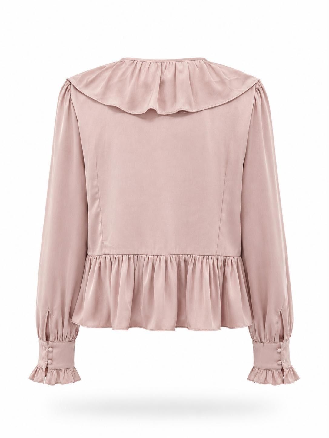 Blusa rosa palo de manga larga con cuello, bajo y puños con volantes sobre fondo blanco.