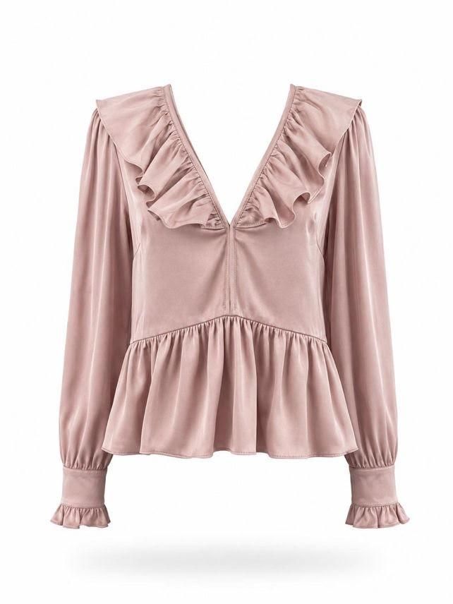 Blusa rosa empolvado de manga larga con escote en V con volantes y bajo peplum sobre fondo blanco.