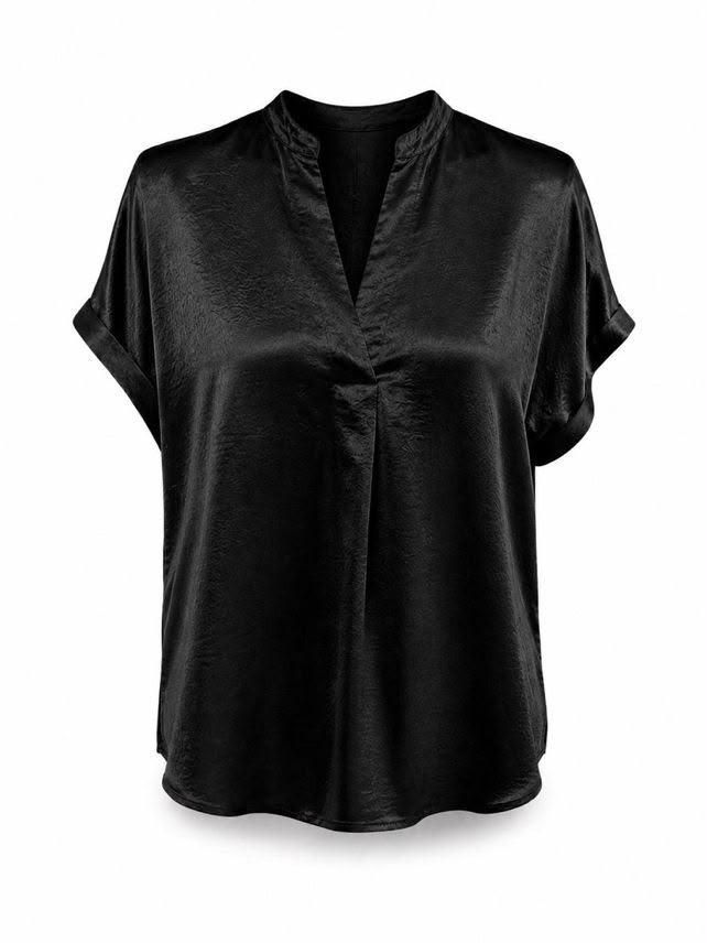 Blusa negra de satén de manga corta con escote en V sobre fondo blanco.