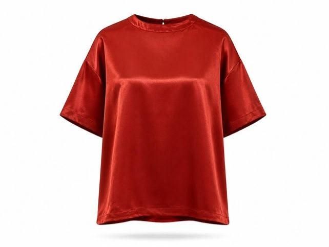Camiseta roja de satén de manga corta sobre fondo blanco