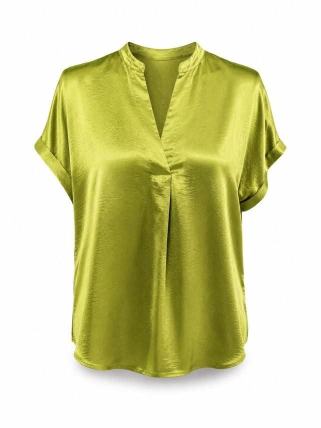 Blusa de satén verde lima de manga corta con escote en V y fruncido en la parte delantera.