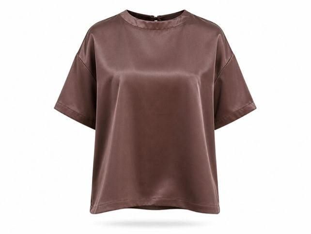 Camiseta marrón de satén de manga corta y cuello redondo, mostrada sobre un fondo blanco.