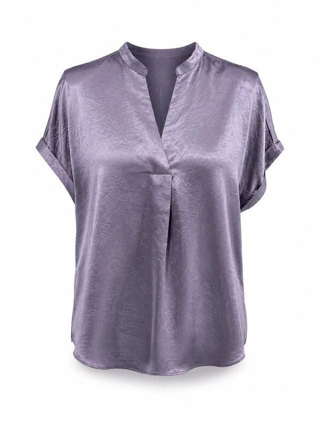 Blusa de satén lavanda de manga corta con escote en V y mangas remangadas sobre fondo blanco.