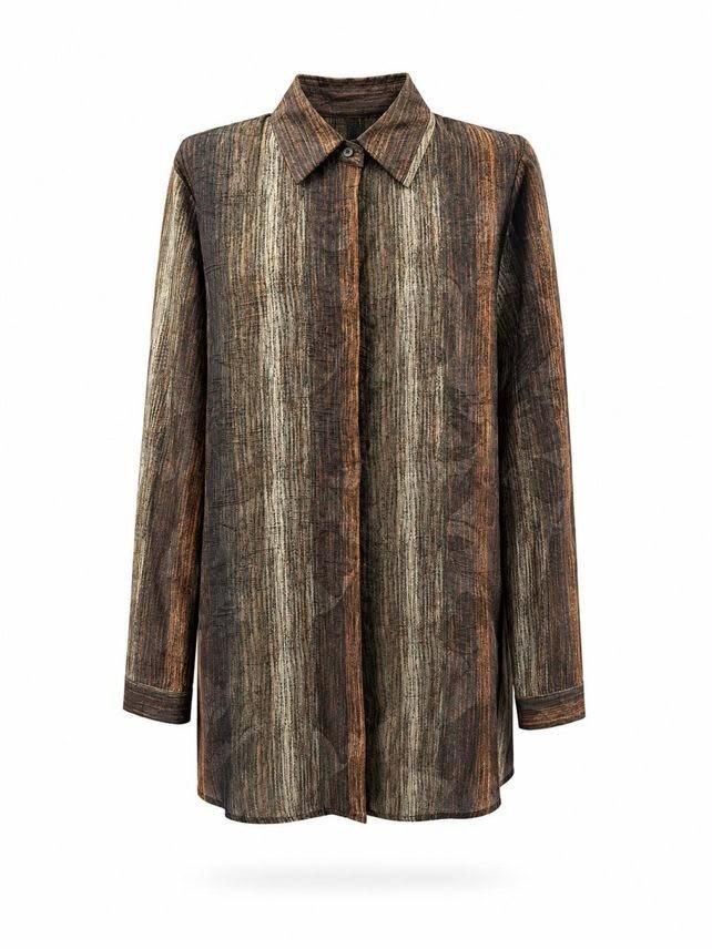 Camisa de manga larga con cuello y rayas marrones sobre fondo blanco.