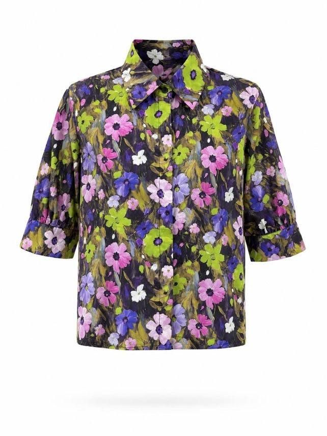 Camisa de manga corta con botones y estampado floral de flores moradas, verdes y amarillas sobre fondo oscuro.