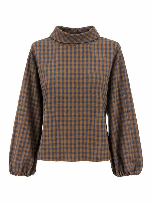 Top de manga larga a cuadros marrones y azules con cuello alto y mangas abullonadas.