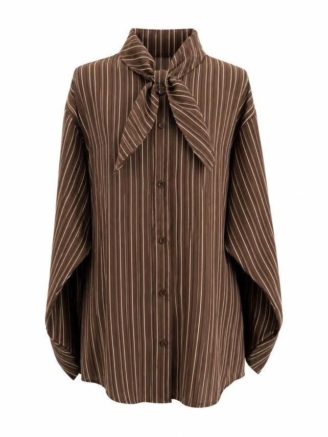 Blusa marrón de manga larga a rayas con cuello alto y detalle de lazo con volantes.