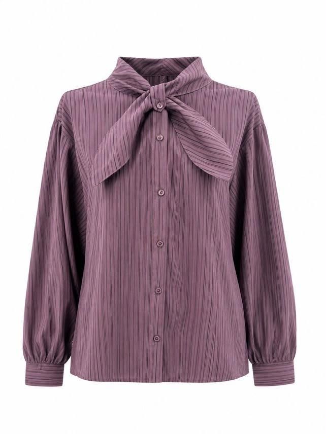 Blusa morada a rayas con cuello alto, pajarita y mangas largas.