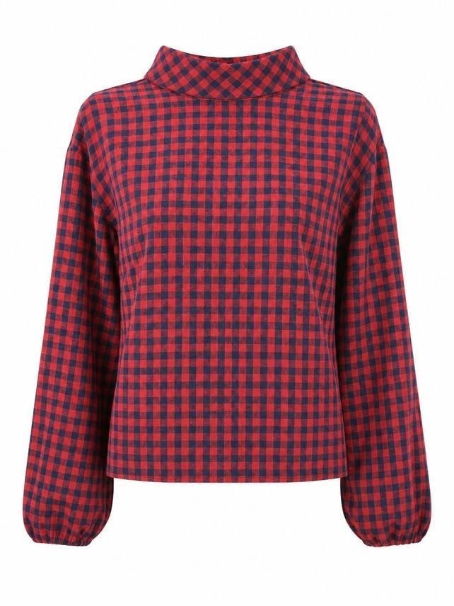 Camisa de manga larga a cuadros rojos y negros con cuello alto y puños fruncidos.