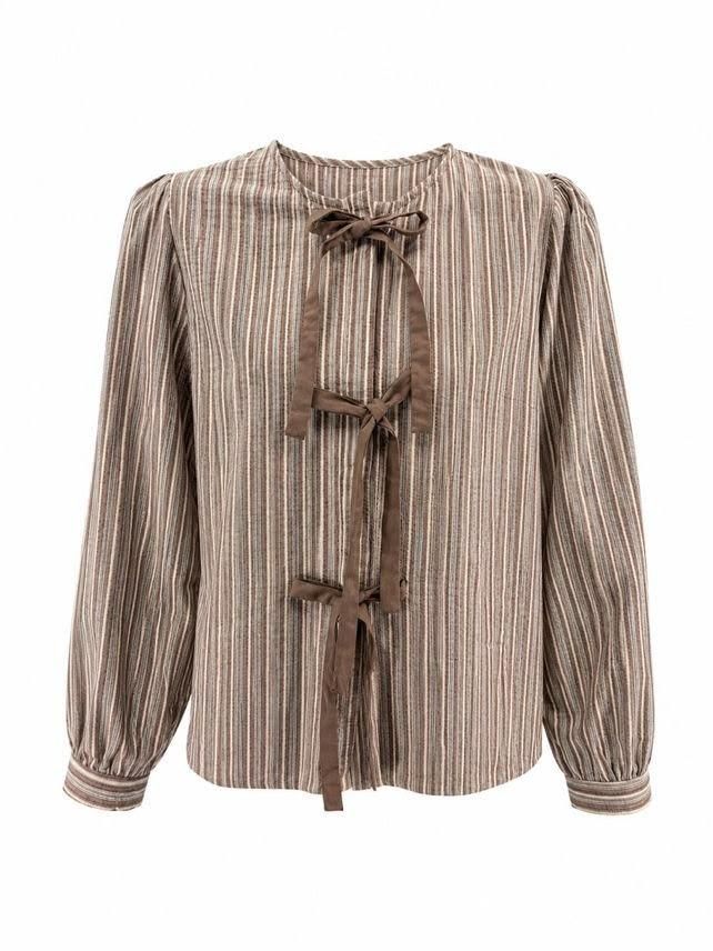 Blusa marrón de manga larga a rayas con lazos en la parte delantera y puños con volantes.