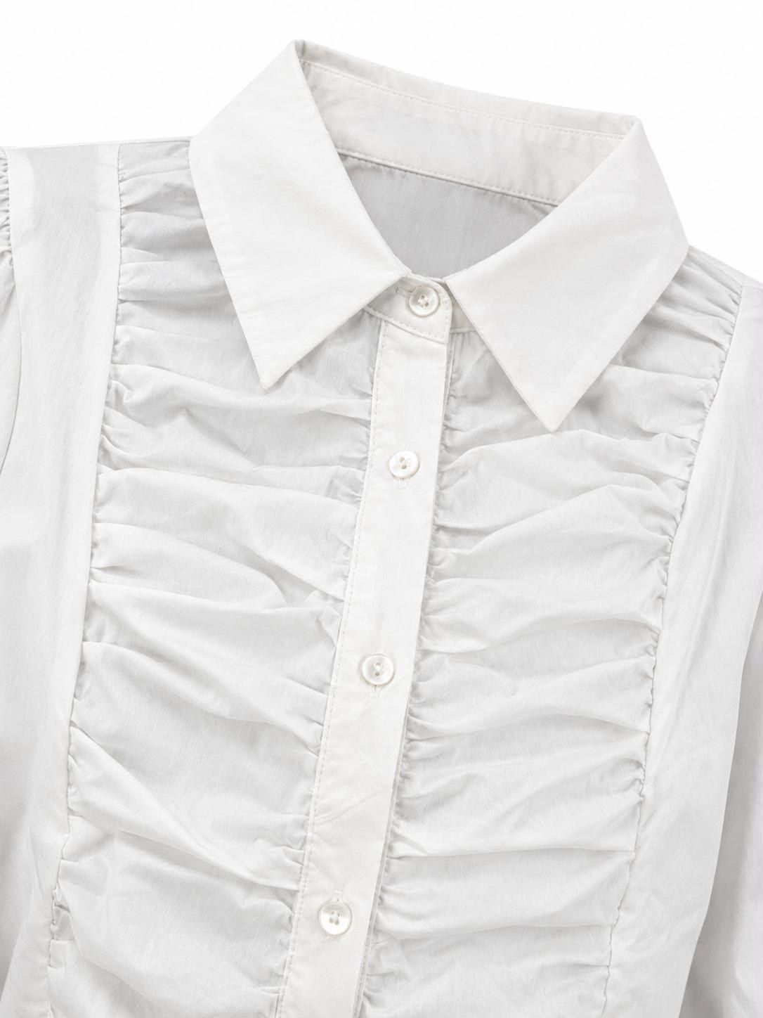 Blusa blanca abotonada con volantes, cuello de pico y botones delanteros.