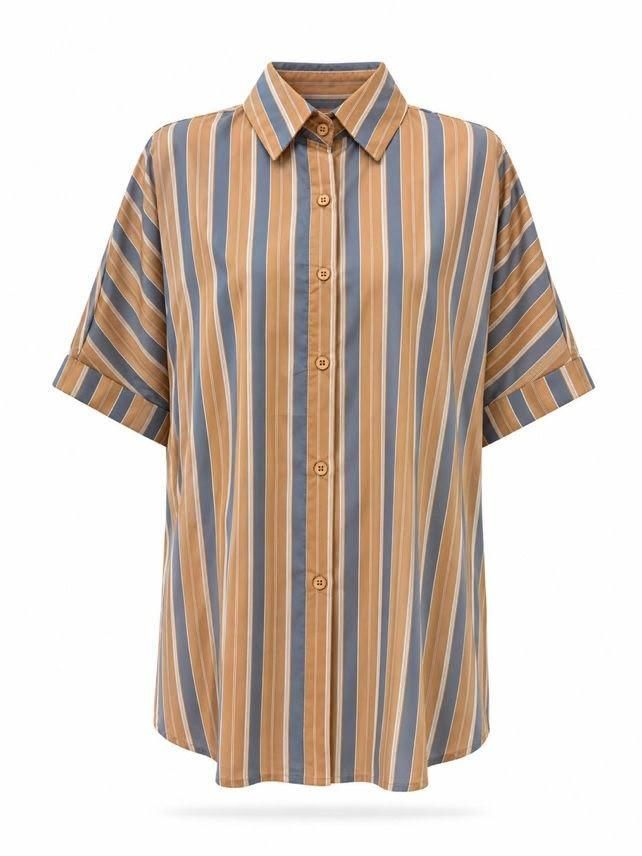Camisa de manga corta abotonada a rayas en color tostado, azul y blanco sobre fondo blanco.